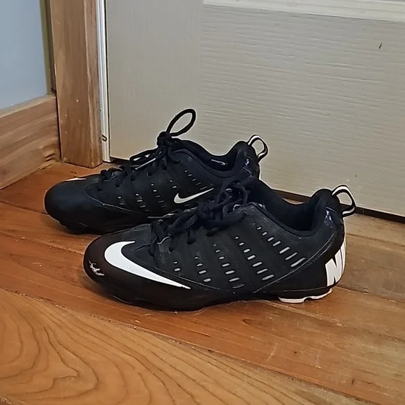 Kids nike size 3.5 cleats - Picture 2 of 6